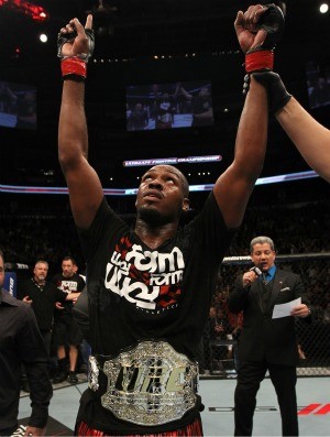 Jon Jones derrota Lyoto Machida e mantém o cinturão no UFC 140 (Foto: Getty Images) Jon Jones derrota Lyoto Machida e mantém o cinturão no UFC 140 (Foto: Getty Images)