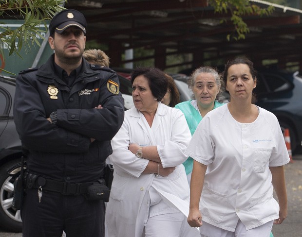  Funcionários de hospital protestam do lado de fora do Hospital Carlos III, em Madri, nesta terça-feira, onde uma assistente de enfermagem contraiu ebola depois de tratar um padre que morreu da doença no mês passado (Foto:  AP Photo/Paul White)