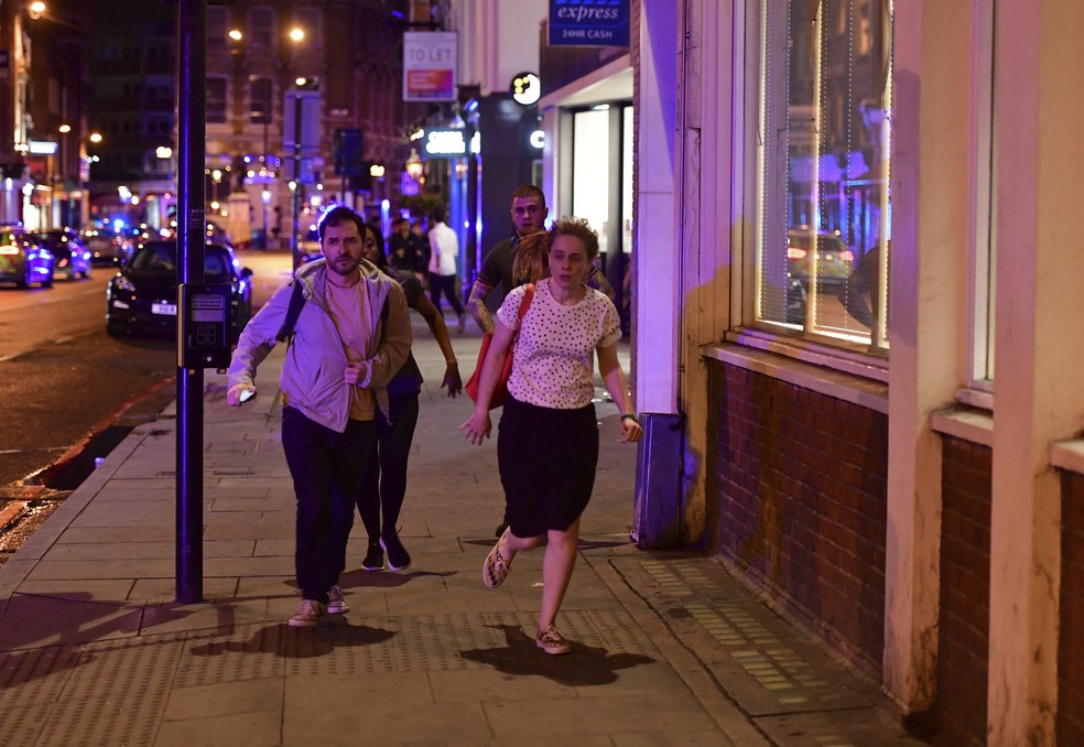 Pessoas correm pelas ruas em meio a incidente em ponte de Londres (Foto: Dominic Lipinski/PA via AP)