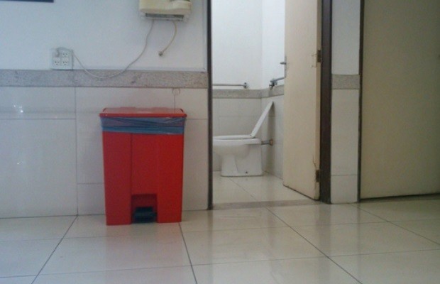 Feto é encontrado dentro de lixo no banheiro de hospital, em Goiânia, GOiás (Foto: Rafael Mesquita/CBN Goiânia )