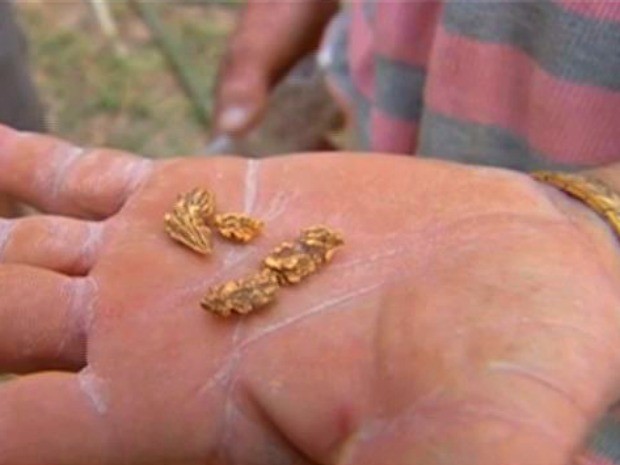 Garimpeiro mostra pepitas que conseguiu extrair na Serra da Borda (Foto: Reprodução / TVCA)