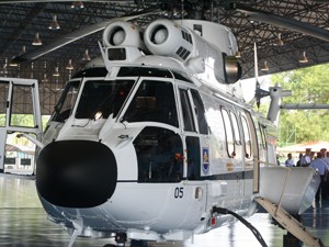 Helicóptero para Dilma tem bancos de couro e capacidade para transportar 10 passageiros (Foto: Priscilla Mendes/G1)