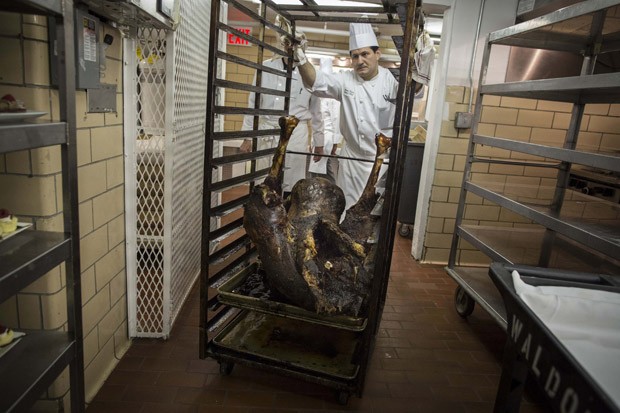 Avestruz assado inteiro também estava no cardápio do jantar no Waldorf Astoria no sábado (15) (Foto: Andrew Kelly/Reuters)