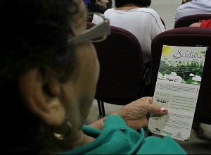 Funcionários receberam folders explicativos (Foto: Katiúscia Monteiro/ G1 AM)