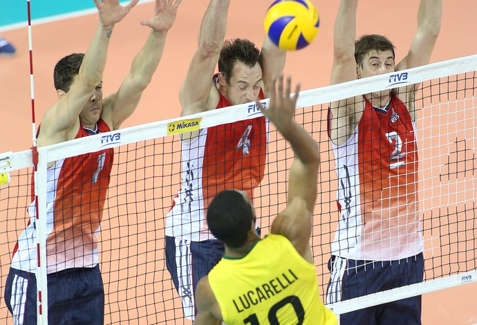 vôlei Brasil x EUA Liga Mundial Lucarelli ataca sobre Anderson, Lee e Rooney  (Foto: FIVB)