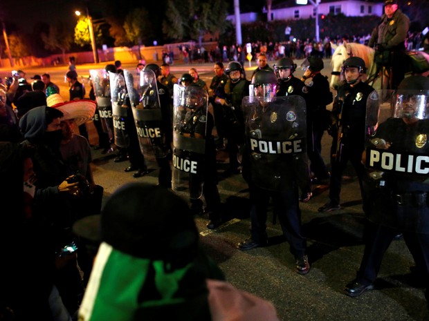 Polícia faz barreira durante violento protesto em evento de campanha de Donald Trump em Costa Mesa, nos Estados Unidos, na noite de quinta-feira (28) (Foto: Mike Blake/ Reuters)