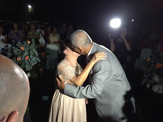 Noivos se beijam no fim da cerimônia em Araçatuba (Foto: Eduardo Fonseca/TV TEM)