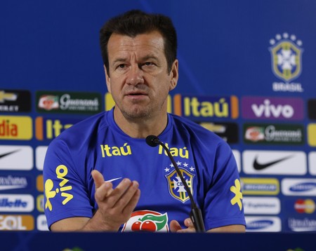 Dunga durante coletiva da seleção brasileira (Foto: André Mourão / MoWA Press)