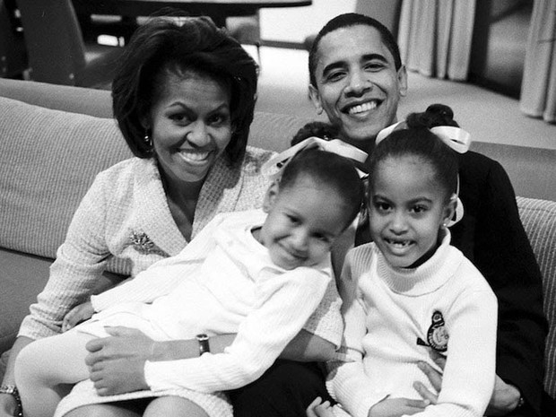 Barack e Michelle Obama com as filhas Sasha (à esq.) e Malia, esperando os resultados da campanha ao Senado por Illinois, em 2004 (Foto: The New York Times)