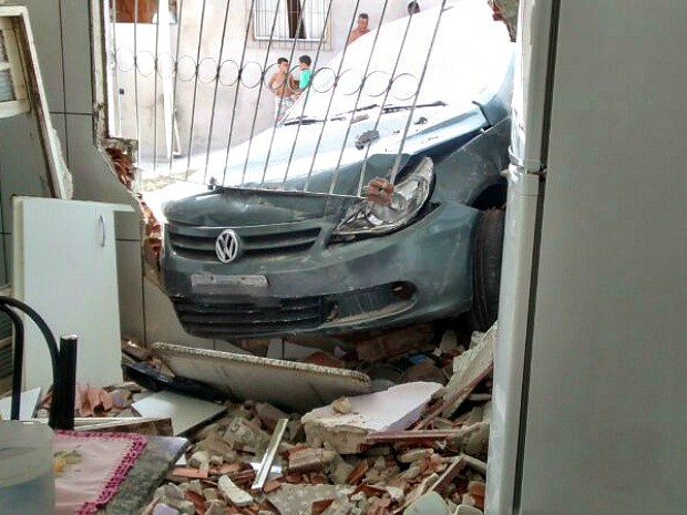 Idosa fazia caf quando foi atingida pelo carro no Esprito Santo. (Foto: Reproduo/TV Gazeta)