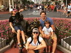 Fernanda Tavares e Murilo Rosa se divertem com os filhos na Disney