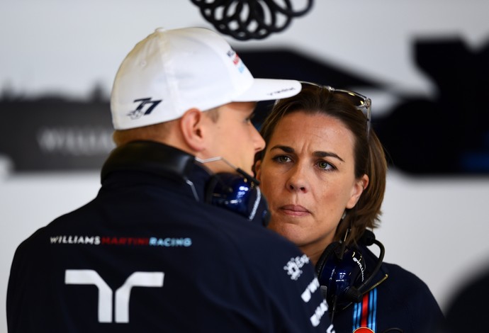 Claire Williams conversa com o finlandês Valtteri Bottas, que conquistou três pódios consecutivos (Foto: Getty Images)