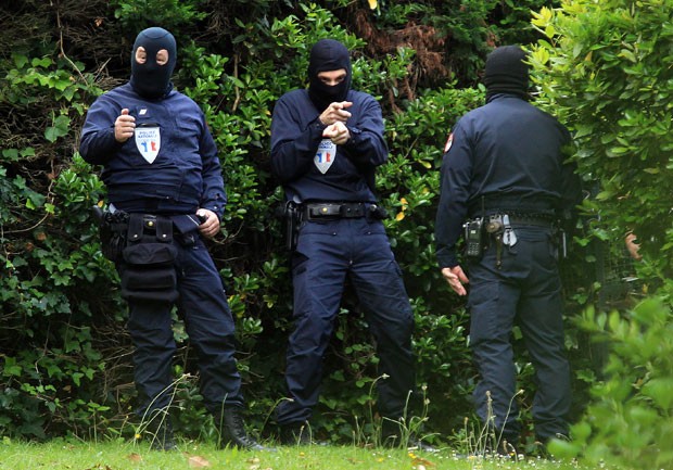 Policiais franceses são vistos durante operação contra o grupo separatist basco ETA em Biarritz nesta quinta-feira (28) (Foto: Bob Edme/AP)