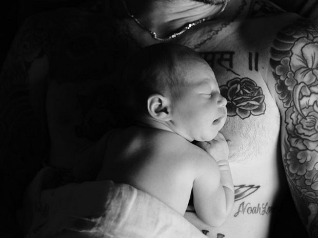 Adam Levine com a filha recém-nascida, Dusty Rose Levine (Foto: Instagram/ Reprodução)
