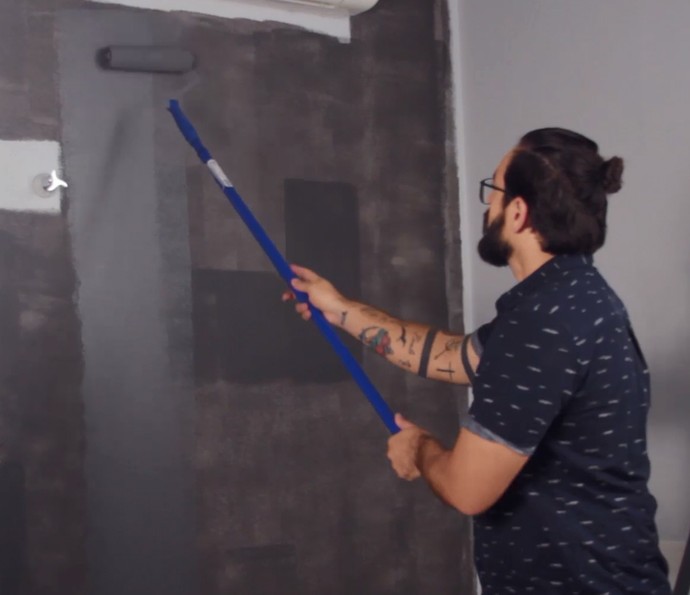 Designer Fábio Basso ensina os primeiros passos para pintar paredes do cômodo (Foto: Reprodução)