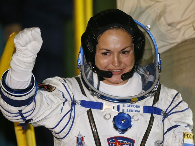 Elena Serova acena durante sua despedida ao embarcar na Soyuz TMA-14M, no Cazaquistão (Foto: AP Photo/Yuri Kochetkov, Pool)