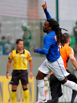 Tinga gol Cruzeiro x Coritiba (Foto: Washington Alves / VIPCOMM)