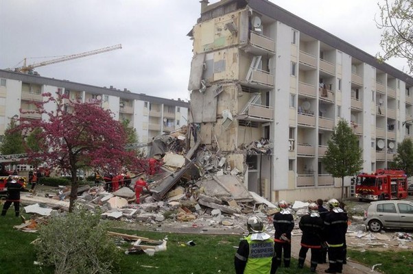 Prédio desmorona em Reims, França. Pelo menos duas pessoas morreram (Foto: CHRISTIAN LANTENOIS/EFE)