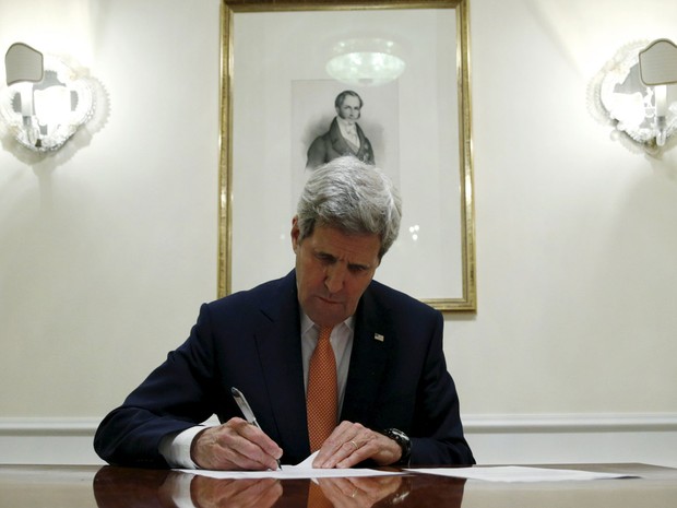 O secretário de Estado dos EUA, John Kerry, assina documentos que certificam que o Irã cumpriu sua parte no acordo nuclear e possibilitam a suspensão das sanções ao país, em Viena, no sábado (16) (Foto: Reuters/Kevin Lamarque) O secretário de Estado dos EUA, John Kerry, assina documentos que certificam que o Irã cumpriu sua parte no acordo nuclear e possibilitam a suspensão das sanções ao país, em Viena, no sábado (16) (Foto: Reuters/Kevin Lamarque)