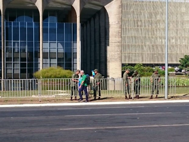 Militares recolhem grades posicionadas em frente ao Palácio do Itamaraty para as manifestações, nesta segunda (18) (Foto: Mateus Rodrigues/G1)