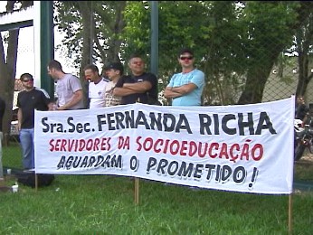 Em Foz do Iguaçu, servidores usaram nariz de palhaço e faixas para protestar (Foto: Reprodução / RPC TV)