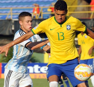 Léo Santos, Brasil X Argentina Sub-17 (Foto: Agência AFP)