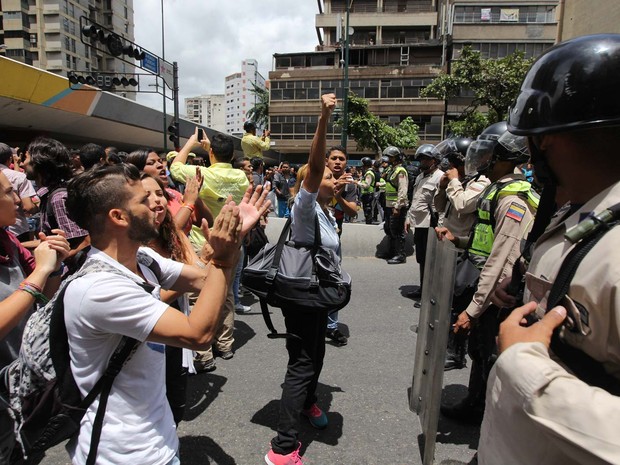 Manifestante confrontam a polícia durante protesto perto do palácio presidencial de Miraflores nesta quinta-feira (2) em Caracas (Foto: AP Photo/Fernando Llano)