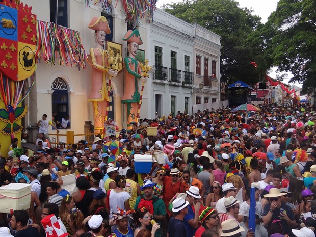 Multidão acompanha festa dos bonecos gigantes no largo da Prefeitura de Olinda  (Foto: Penélope Araújo / G1)