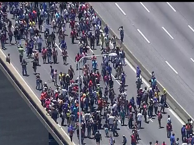 Ponte Rio-Niterói em protesto (Foto: Reprodução/TV Globo)