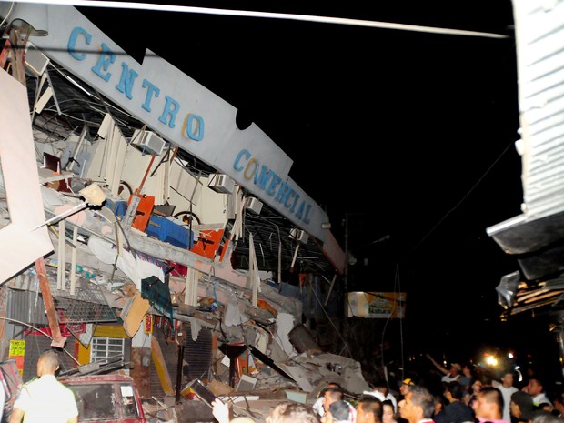 Equipe de resgate busca sobreviventes em escombros na cidade de Manta, no Equador, atingida por terremoto (Foto: Ariel Ochoa/AFP)