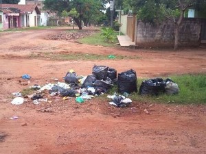 Na Avenida Barão de São Nicolau, no Aeroporto Velho, lixo não foi recolhido (Foto: Joab Ferreira/G1)