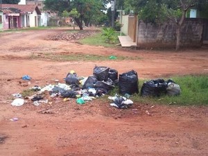 Na Avenida Barão de São Nicolau, no Aeroporto Velho, lixo não foi recolhido (Foto: Joab Ferreira/G1) Na Avenida Barão de São Nicolau, no Aeroporto Velho, lixo não foi recolhido (Foto: Joab Ferreira/G1)