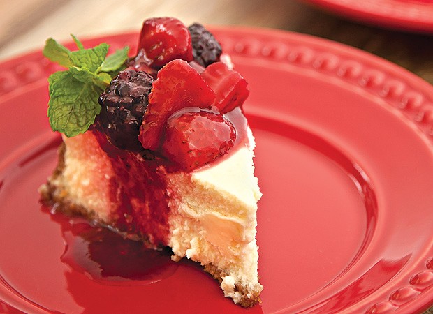 Cheesecake com calda de frutas vermelhas (Foto: Cacá Bratke/Casa e Comida)