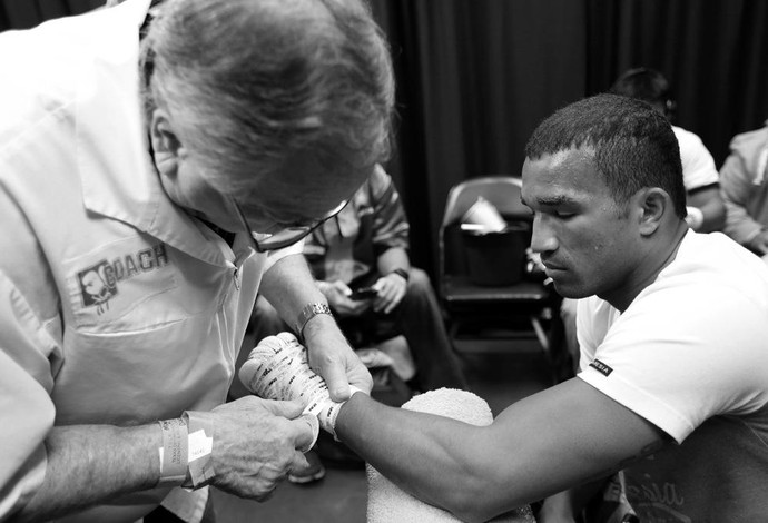 Esquiva Falcão protege a mão antes da luta contra o americano Omar Rojas no boxe profissional (Foto: Top Rank)