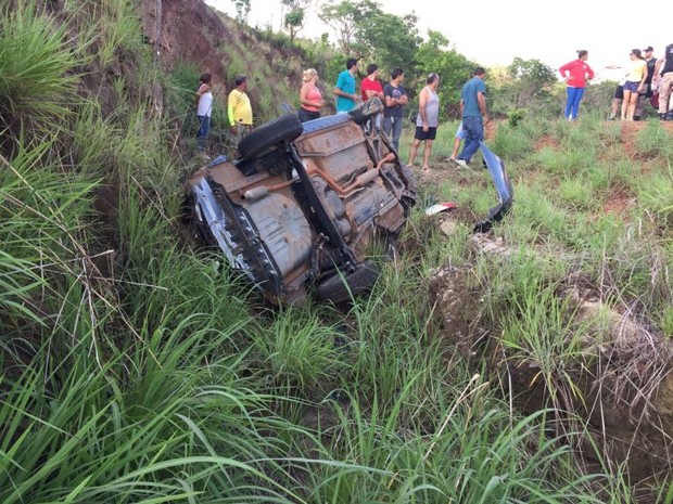 carro capota na TO-70  (Foto: Site Surgiu)