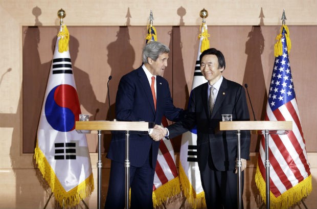 O secretário de Estado americano, John Kerry, e o ministro de Relações Exteriores da Coreia do Sul, Yun Byung-se, durante encontro em Seul (Foto: Lee Jin-man/AP)