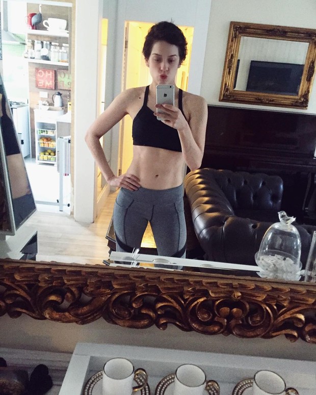 Sophia Abrahão mostra barriguinha em look de top e calça de lycra (Foto: Reprodução/Instagram)