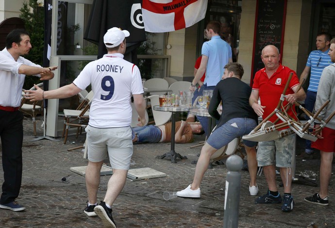 Torcedores ingleses em briga de bar em Lille (Foto: REUTERS/Pascal Rossignol)
