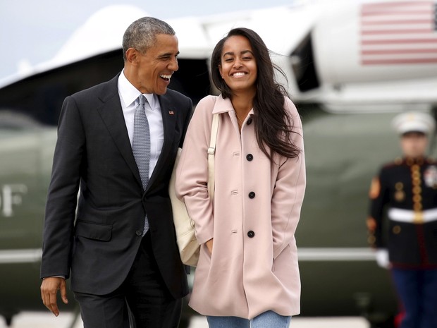 Presidente Barack Obama e a filha mais velha, Malia, caminham para entrar no Air Force One, em Chicago, em abril de 2016 (Foto: Kevin Lamarque/Reuters )