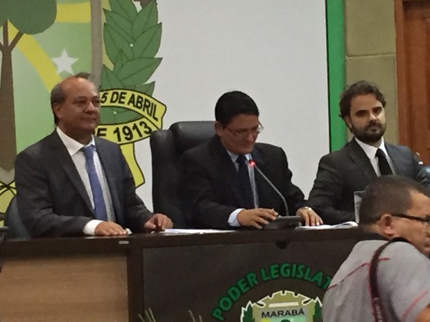 Tião Miranda (e) tomou posse como prefeito de Marabá após anunciar renúncia e voltar atrás da decisão (Foto: Mário Novaes / TV Liberal) Tião Miranda (e) tomou posse como prefeito de Marabá após anunciar renúncia e voltar atrás da decisão (Foto: Mário Novaes / TV Liberal)