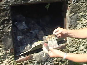 Medicamentos incinerados também foram encontrados (Foto: Reprodução/RBS TV)