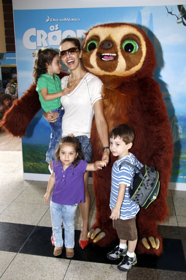 Bianca Rinaldi com filhos em estreia de filme no RJ (Foto: Felipe Assumpção / AgNews)