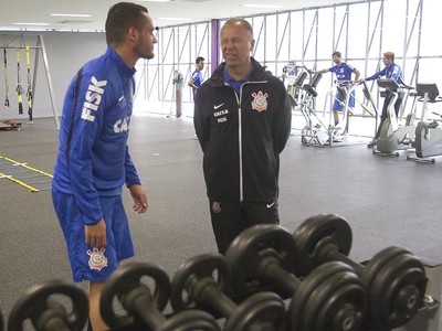 Sentindo dores, Renato Augusto e Fábio Santos não participa de treino