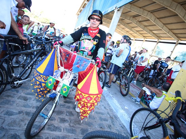 No meio de tantos ciclistas, um chamou a atenção com sua bicicleta cheia de adereços. “Preparei ela já pro São João”, explicou José do Caldeirão. (Foto: Jonathan Lins/G1)