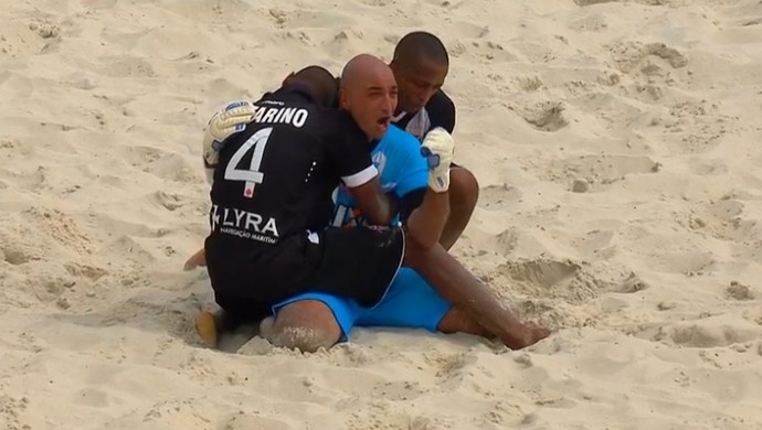 Com direito a gol de goleiro, Vasco bate o Corinthians e fica perto de vaga