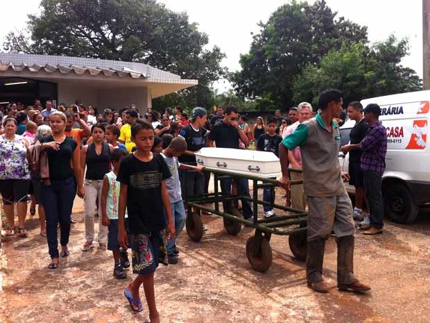 Enterro do menino de 6 anos que foi arrastado pela enxurrada para bueiro em Planaltina na última segunda-feira (8) (Foto: Luciana Amaral/G1) Enterro do menino de 6 anos que foi arrastado pela enxurrada para bueiro em Planaltina na última segunda-feira (8) (Foto: Luciana Amaral/G1)