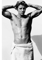 Que calor! Justin Bieber posa só de toalha e exibe tanquinho em ensaio