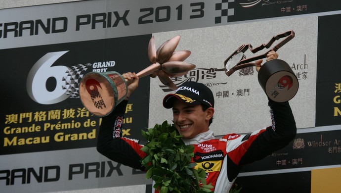 Pipo Derani comemora no pódio do tradicional GP de Macau (Foto: Divulgação)