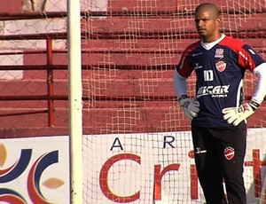 Júlio César, goleiro do Vila Nova (Foto: Reprodução/TV Anhanguera)