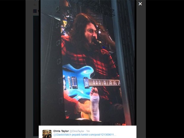 Dave Grohl canta sentado em show dos Foo Fighters na Suécia (Foto: Reprodução/Twitter/Chris Taylor)
